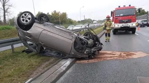 Dachowanie na Wale Miedzeszyńskim. Korki w stronę centrum Warszawy