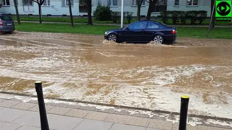 Zalane skrzyżowanie na Bródnie. Mieszkańcy bez wody