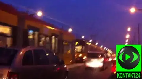 Na piechotę przez most, bo tramwaje stanęły