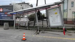 Kierowca autobusu wjechał w przystanek