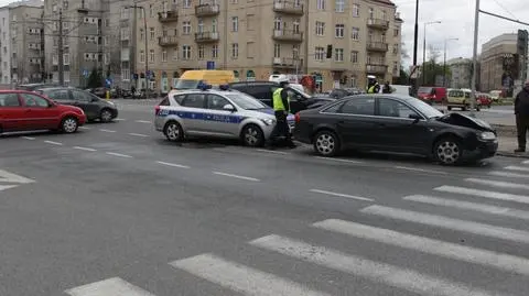 Ochota: zderzenie na środku skrzyżowania
