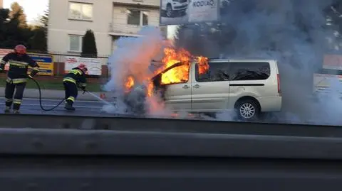 Samochód płonął na drodze w Markach