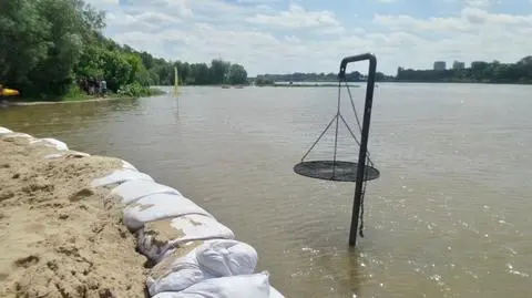 Plaża pod wodą, promy zawieszone. Fala kulminacyjna coraz bliżej