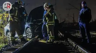 W Jawczycach policja znalazła na torach porzucony samochód