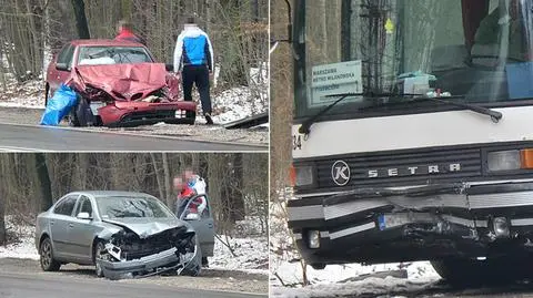 Zderzenie pod Piasecznem. Uszkodzone auta i autobus