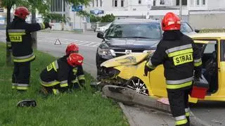 Samochód uderzył w latarnię