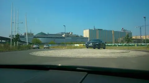 Mistrzowie parkowania: na rondzie obok Promenady