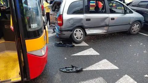 Zderzyły się dwa auta i autobus miejski