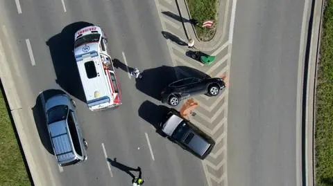 Jagiellońska: auto na boku, utrudnienia w ruchu