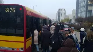 Pasażerowie wsiadający do autobusu linii zastępczej 