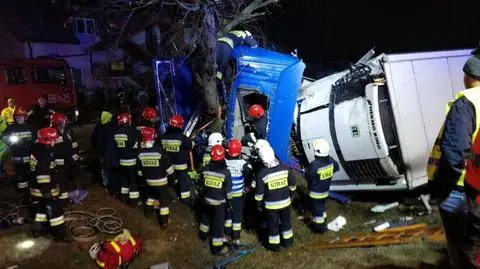 S8: kabina tira owinęła się wokół drzewa. Kierowcy nic się nie stało