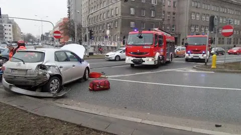 Dwie toyoty zderzyły się z busem. Wypadek na środku skrzyżowania