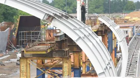 Metalowy szkielet nad Trasą AK. Budują półtunelowe ekrany