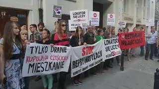 Protest przed Noakowskiego 16