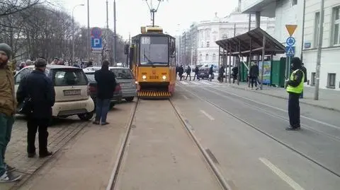 BMW na torach. Blokowało ruch tramwajów