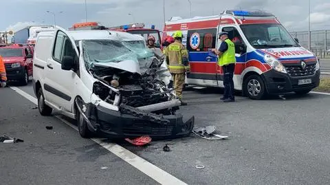 Wypadek na S2. "Strażacy musieli wyciąć kierowcę z samochodu"