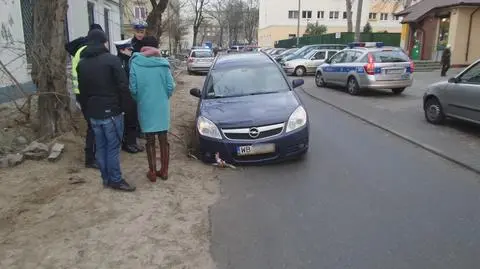 Opel utknął w wyrwie. Zepsute koło, zablokowana ulica