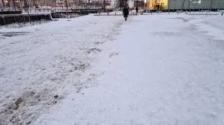 Zaśnieżone chodniki w centrum 