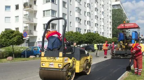 Asfalt zastąpi kostkę. Remontują drogę rowerową wzdłuż al. KEN