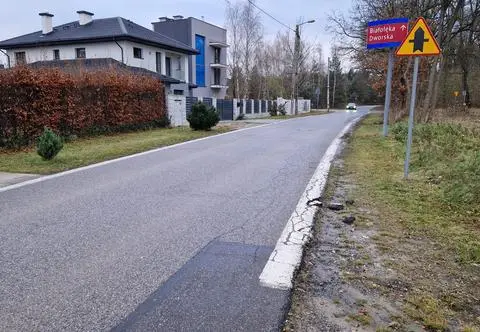 Wąska, bez oświetlenia i chodników. Ulica się zmieni