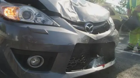 Jedno auto zawisło na masce drugiego. "Kierowca pod wpływem"