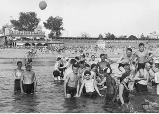 Plaża "Poniatówka", ludzie w czasie zabawy w wodzie