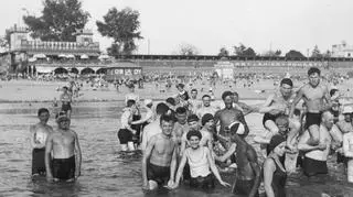 Plaża "Poniatówka", ludzie w czasie zabawy w wodzie