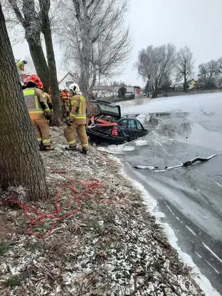 Samochód w stawie w miejscowości Kroczewo