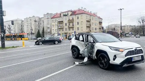 Wypadek na skrzyżowaniu Grójeckiej z Wawelską. Dwa rozbite samochody, jedna osoba ranna