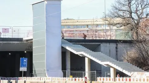 Prace na przebudowywanym placu Na Rozdrożu przekroczyły półmetek. Pojawiły się szyby windowe
