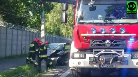 Auto ścięło latarnię w Rembertowie