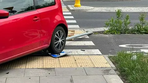 Pijany kierowca uderzył w znak, a ten miał ranić osobę na hulajnodze
