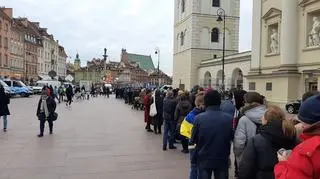 Kolejka chętnych do wejścia na plac Zamkowy 