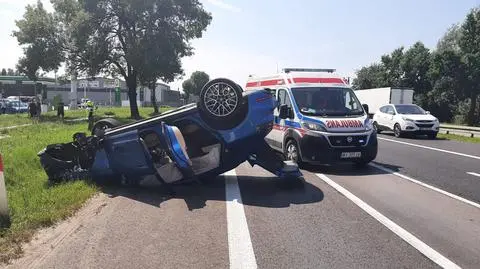 Utrudnienia na wjeździe do Warszawy. Kolizja dwóch aut, porsche dachowało 