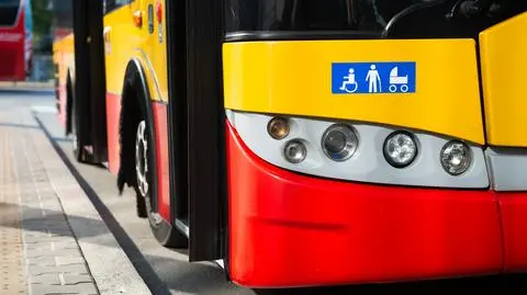 "W autobusie znajduje się dwóch młodych mężczyzn, którzy usiłują wyrwać drzwi"