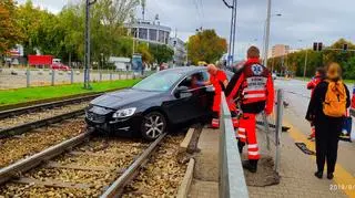 Samochód wjechał na torowisko