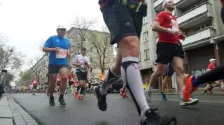 W maratonach uczestniczy tysiące biegaczy