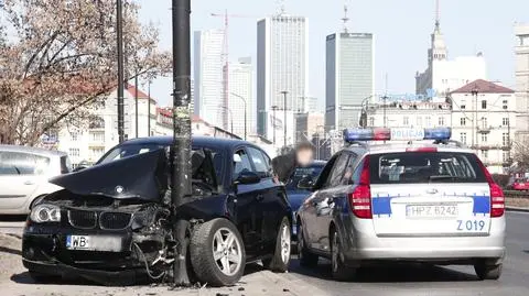 BMW wbiło się w latarnię. Kobieta w szpitalu