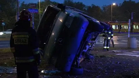 Wpadł w poślizg, wylądował na boku. Postawili bus na koła