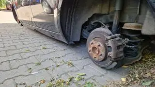 Auto bez kół na Gocławiu 