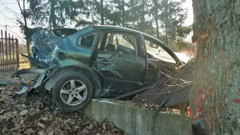 Samochód uderzył w ogrodzenie