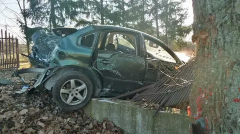 Wypadek w Wieliszewie. Odbił się od drzewa, staranował ogrodzenie