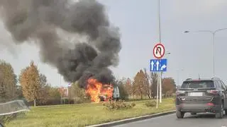 Pożar busa na ulicy Drewny