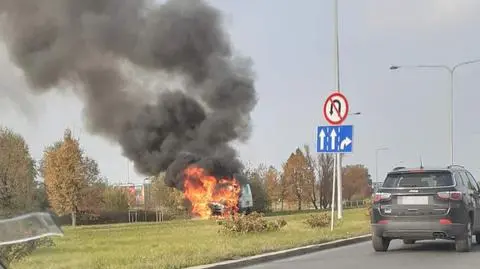 Bus spłonął, utrudnienia na wylotówce