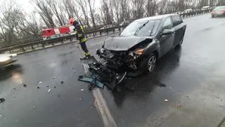 Samochód osobowy uderzył w bariery na Wisłostradzie