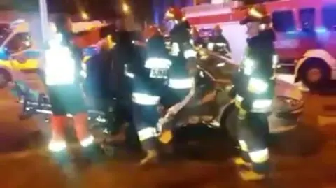 Wypadek na Żwirki i Wigury. Dwie osoby zakleszczone