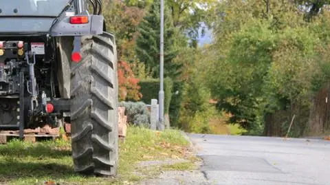 Traktorzysta wjechał do kanału odwadniającego, nie żyje