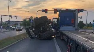 Ciągnik rolniczy spadł z naczepy 