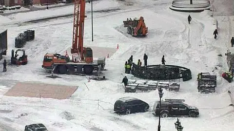 Na placu Zamkowym stawiają choinkę