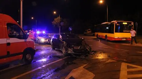 Mercedes zderzył się z autobusem. "Trzy osoby poszkodowane"